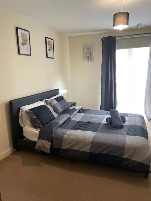 Two Bedroom House By Brookland Serviced Short Lets With Free Wifi & Parking Vakantiehuis *